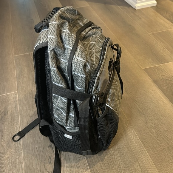 ROOTS Tech Zone Gray Black Backpack NEW - Picture 10 of 16